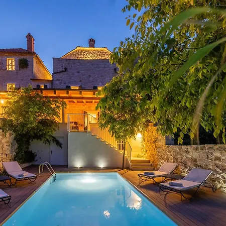 Dvor Pitve Vila Jelsa (Hvar)