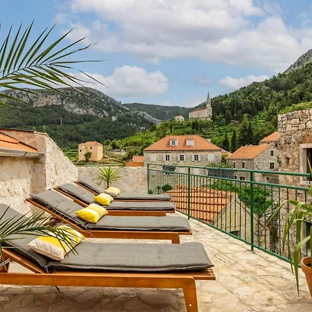 Dvor Pitve Vila Jelsa (Hvar)