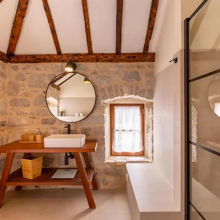 Dvor Pitve Vila Jelsa (Hvar)