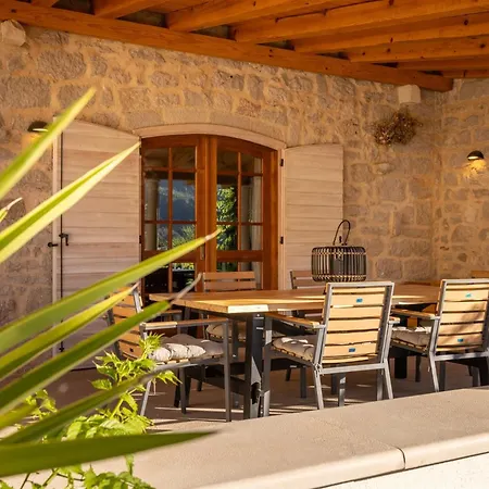 Dvor Pitve * Jelsa (Hvar)