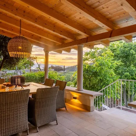 Dvor Pitve * Jelsa (Hvar)